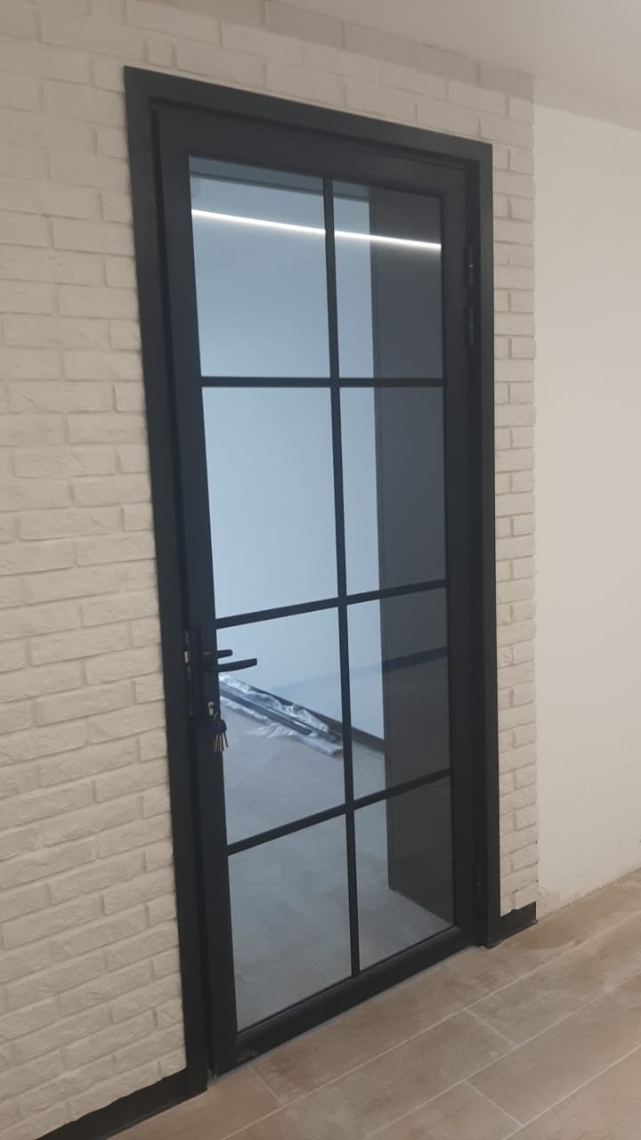 Проект EPEEX по монтажу перегородок и дверей в стиле лофт, в чёрном матовом цвете